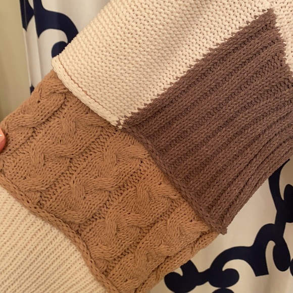 Hooded V neck color block sweater - Picture 2 of 3